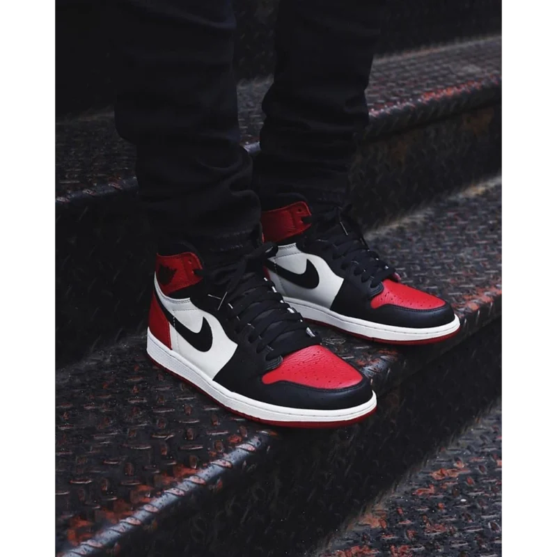 4-Nike-Air-Jordan-Retro-1-Bred-Toe-3500-1.webp Premium Nike Air Jordan Retro 1 Bred Toe Shoes for Men (BS329)