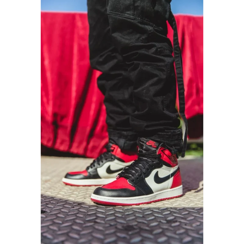 4-Nike-Air-Jordan-Retro-1-Bred-Toe-3500-2.webp Premium Nike Air Jordan Retro 1 Bred Toe Shoes for Men (BS329)