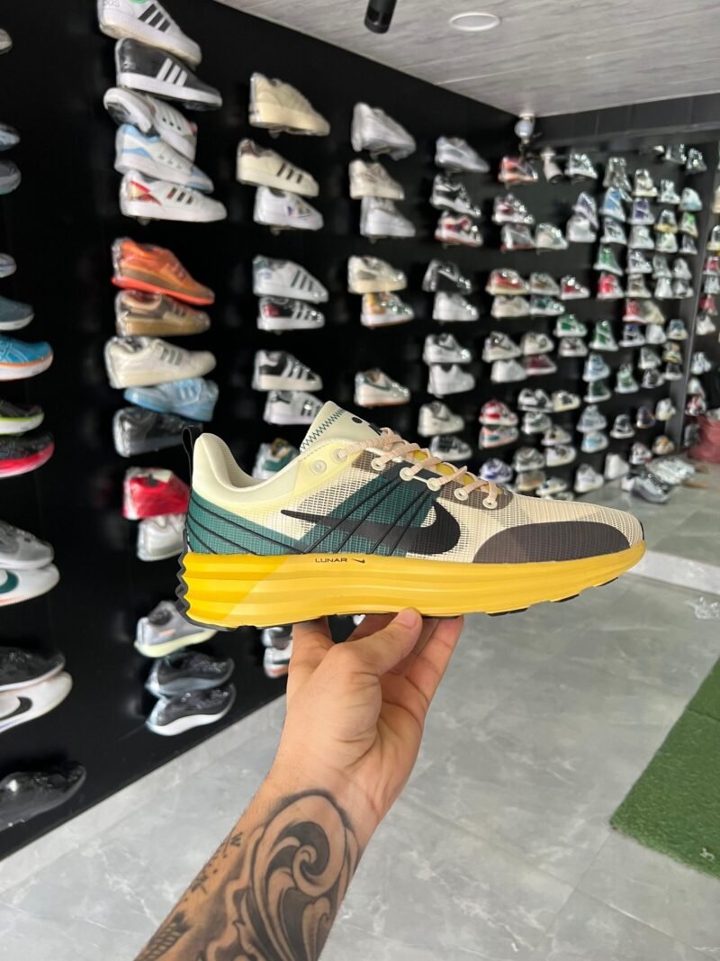 Nike Lunar Roam Sneakers