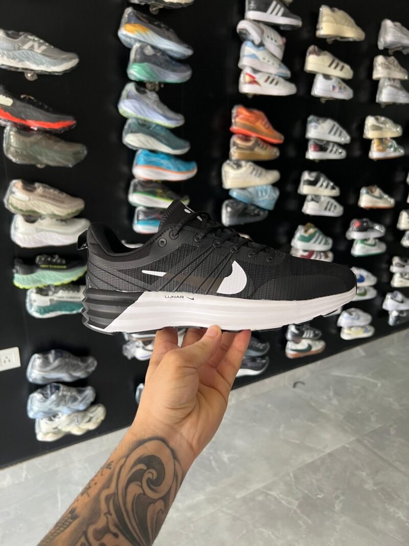 Nike Lunar Roam Sneakers