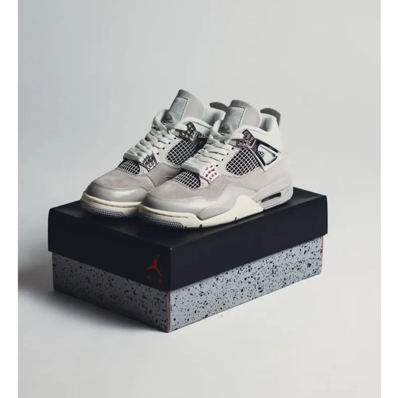 Stylish Nike Air Jordan Retro 4 Frozen Moment Shoes For Men (S1H06)