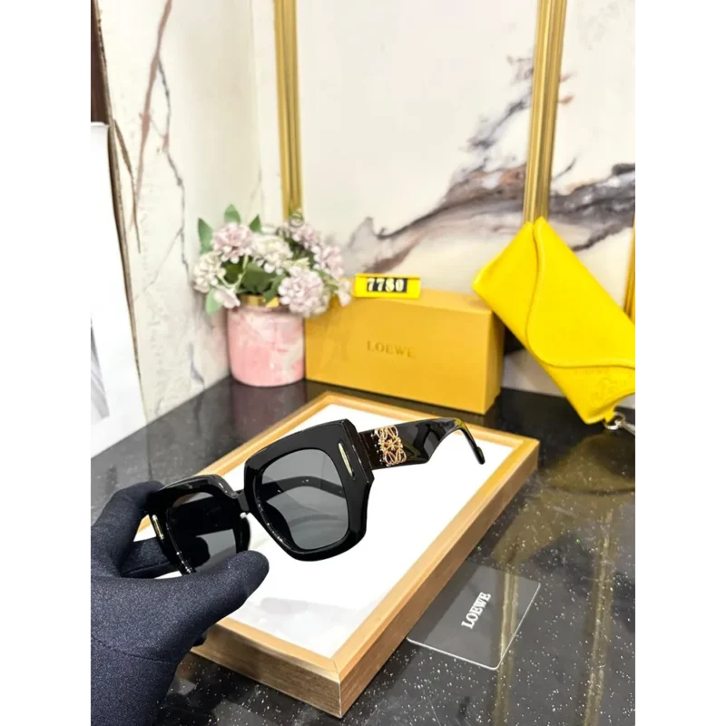 photo_2025-04-28_09-56-37.webp Premium Loewe Sunglasses (LAZ19)